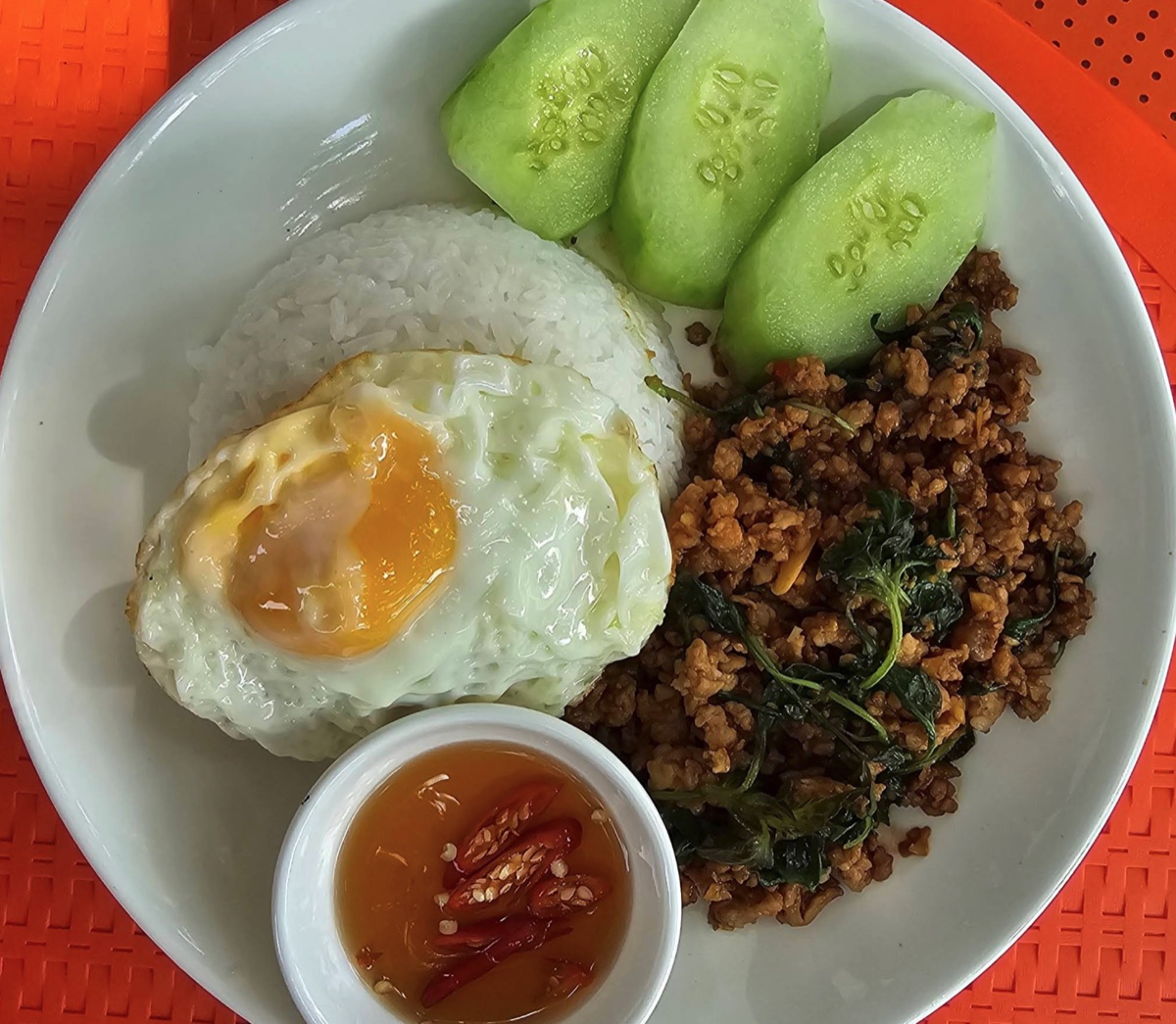 Pad Kra Pao - thịt xào húng quế Thái với cơm trắng, trứng ốp la và dưa leo