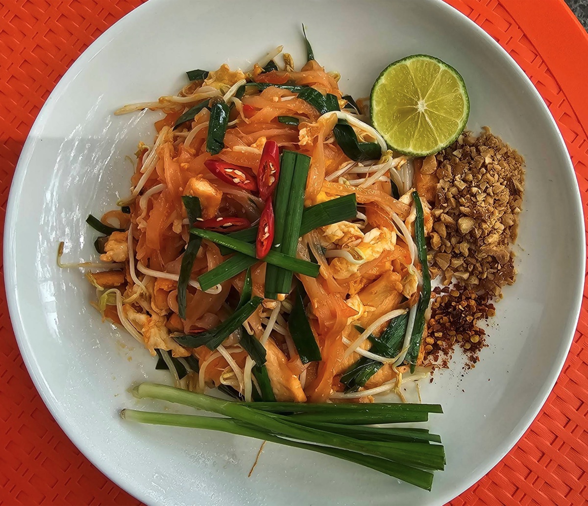 Pad Thai - bánh phở Thái xào với giá, hẹ, ớt, chanh và đậu phộng rang